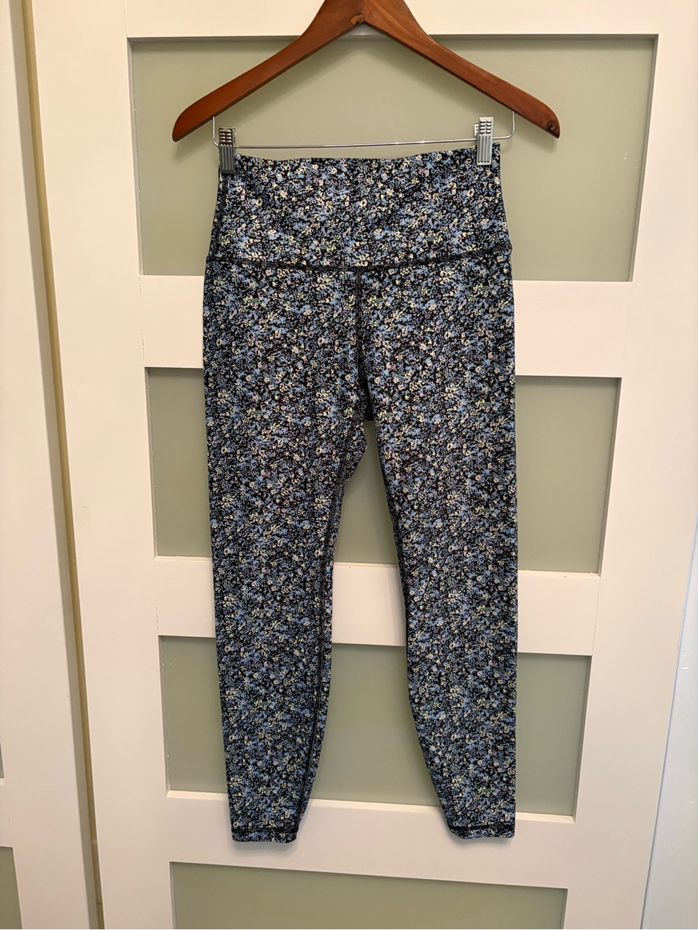 Gilly Hicks Hollister Blue Floral Leggings Size Medium